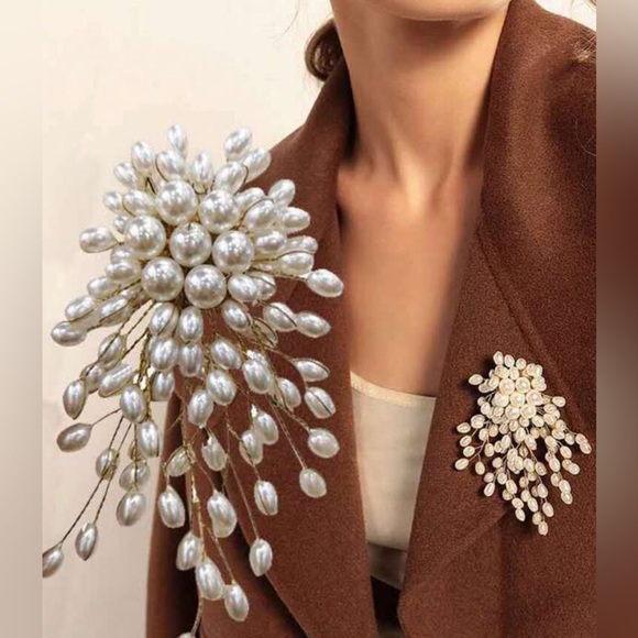 ✨NEW✨ Elegant Statement Pearl & Gold Brooch - Picture 1 of 7